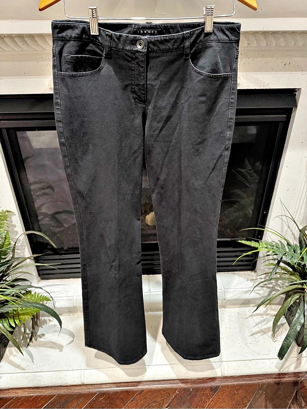 Theory Straight Leg Pants in Black Size 6 Like New